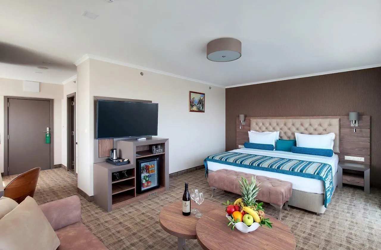 Hotel Cherno More Varna 4*,